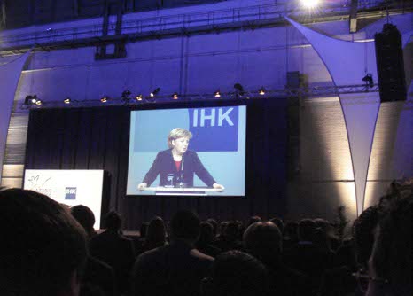 Bundeskanzlerin Merkel prämiert Flühs Mitarbeiter